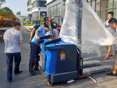 科力電動堆高車進(jìn)行裝卸、堆高、堆垛和短距離運(yùn)輸作業(yè)