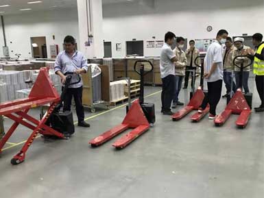 電動(dòng)高升程搬運(yùn)車交付使用，感謝廠家羅總親自跟客戶講解操作方法！