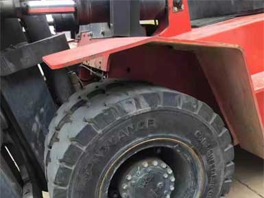 前進(jìn)實(shí)心輪胎825-15，6條實(shí)心輪胎已全部安裝到叉車(chē)上